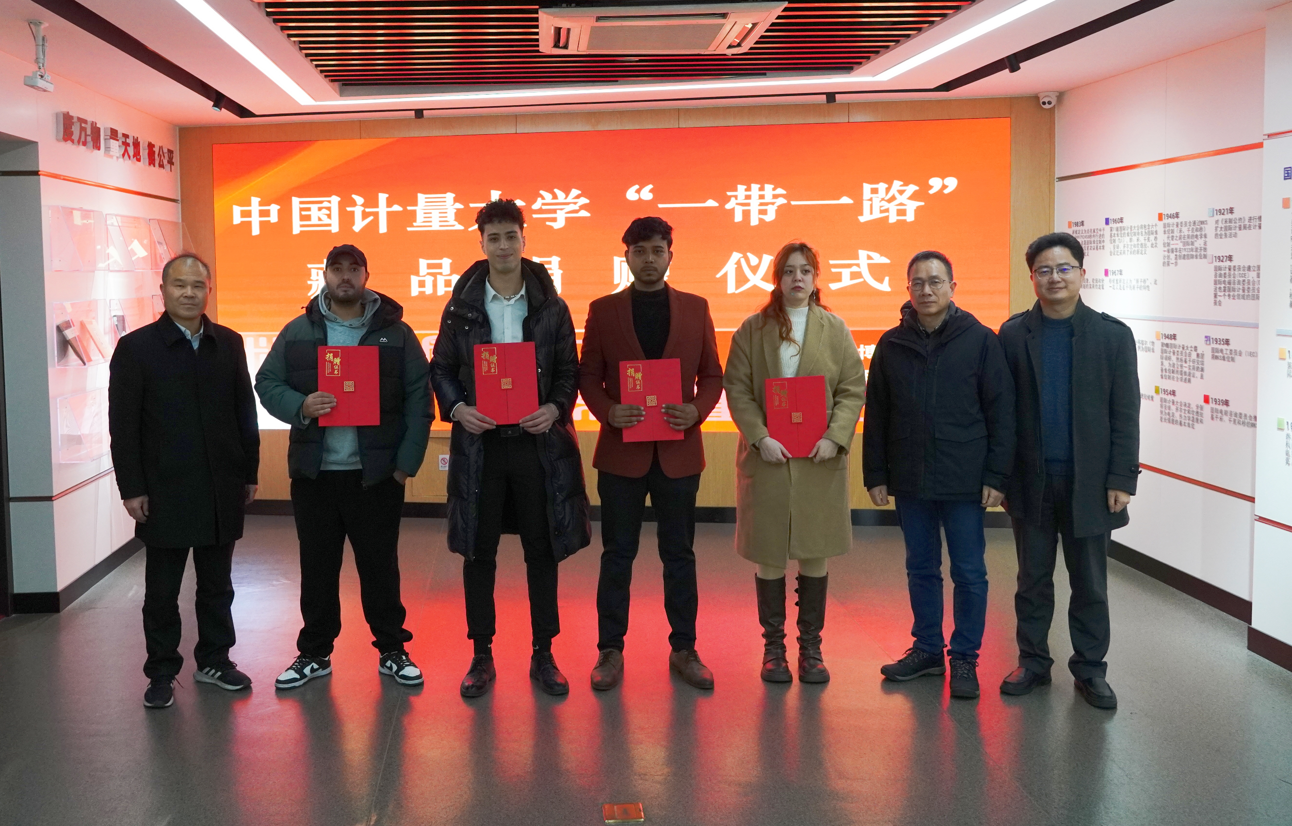 捐赠留学生、馆领导、国际教育学院领导大合影