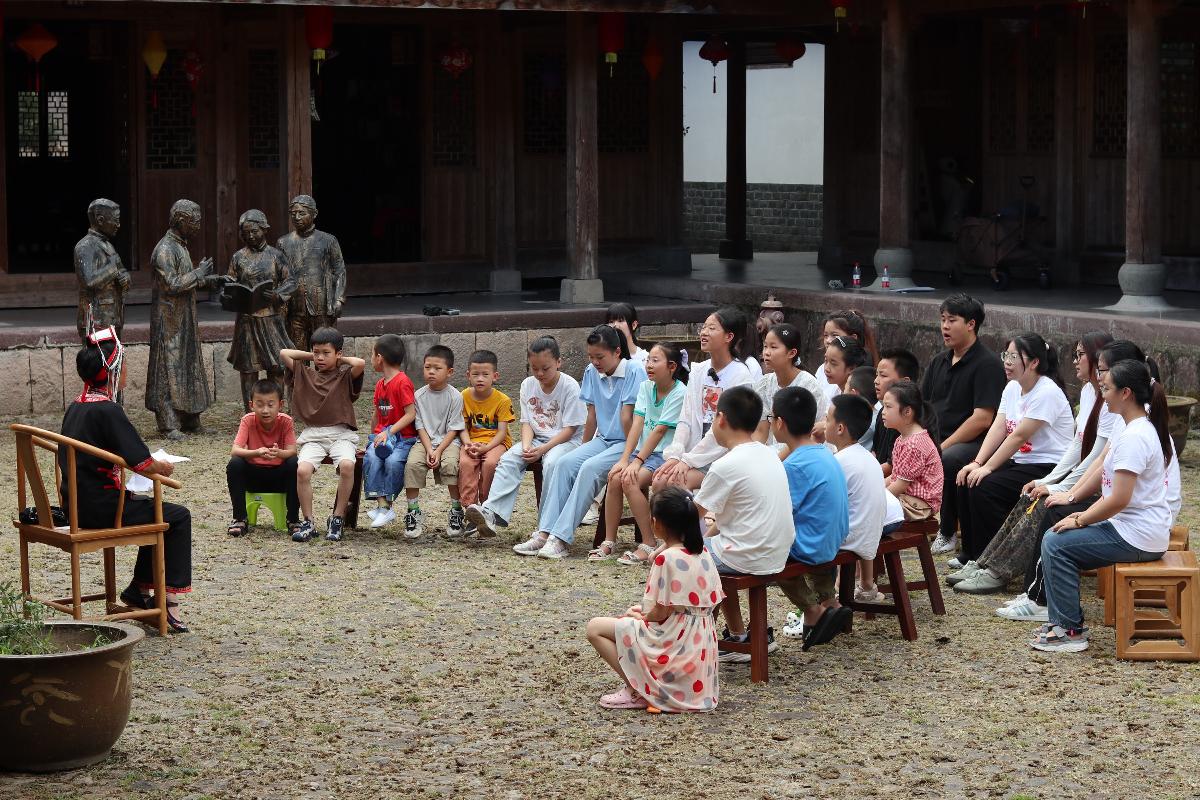 计量文化宣讲团带领当地孩子们学唱畲族民歌