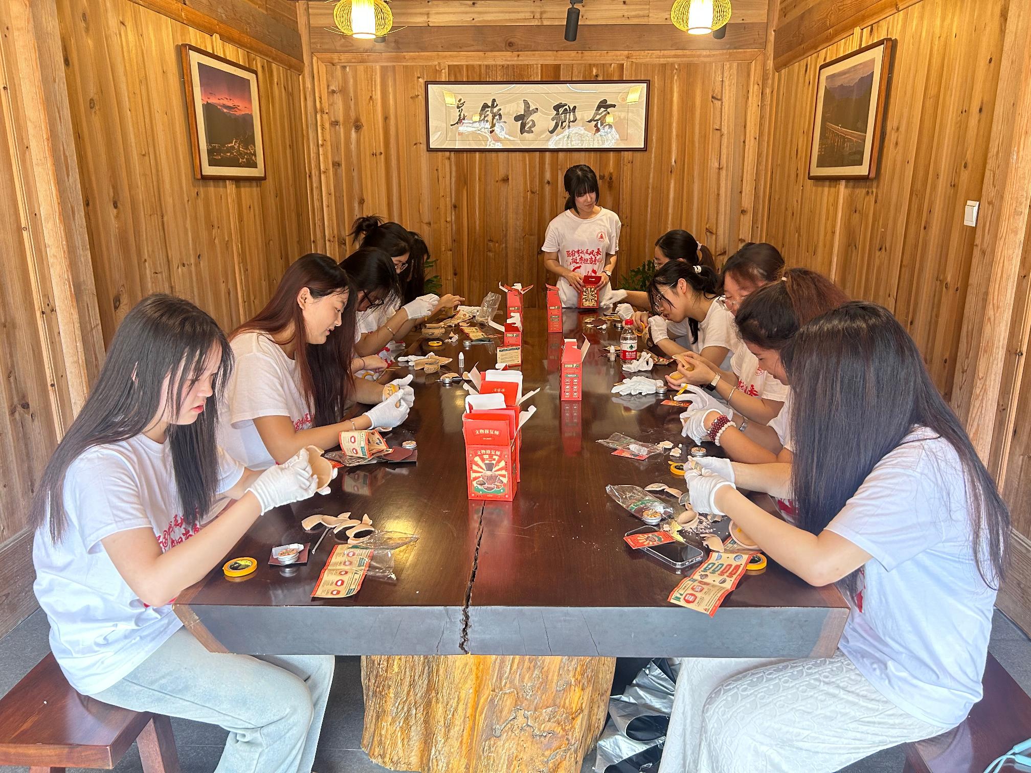 修复破碎陶器现场