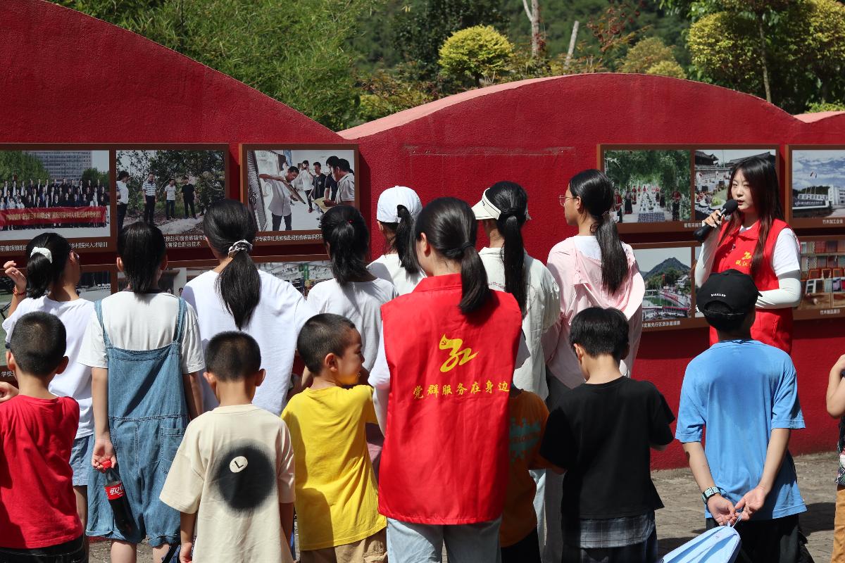 计量文化宣讲团成员带领当地孩子们到“谭边战斗”主题公园探寻红色血脉源头