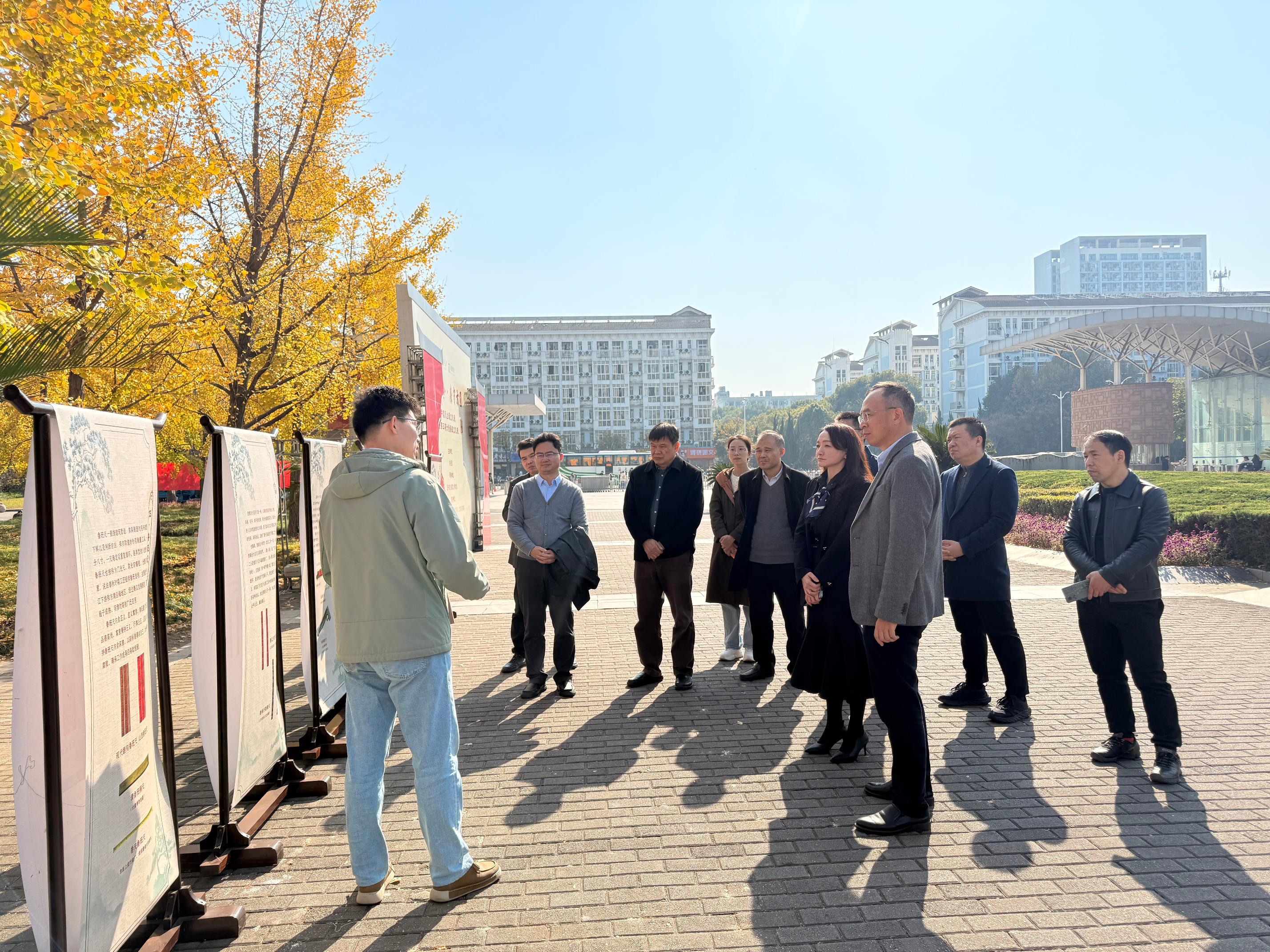 校领导及嘉宾参观展览